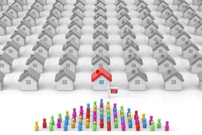 illustration of sellers' market with lots of buyers and one house for sale