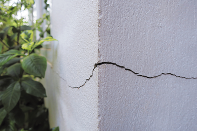 crack in exterior concrete wall