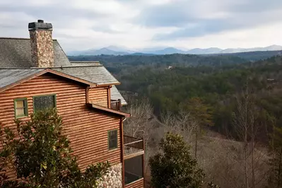 luxury log cabin in the Smoky Mountains