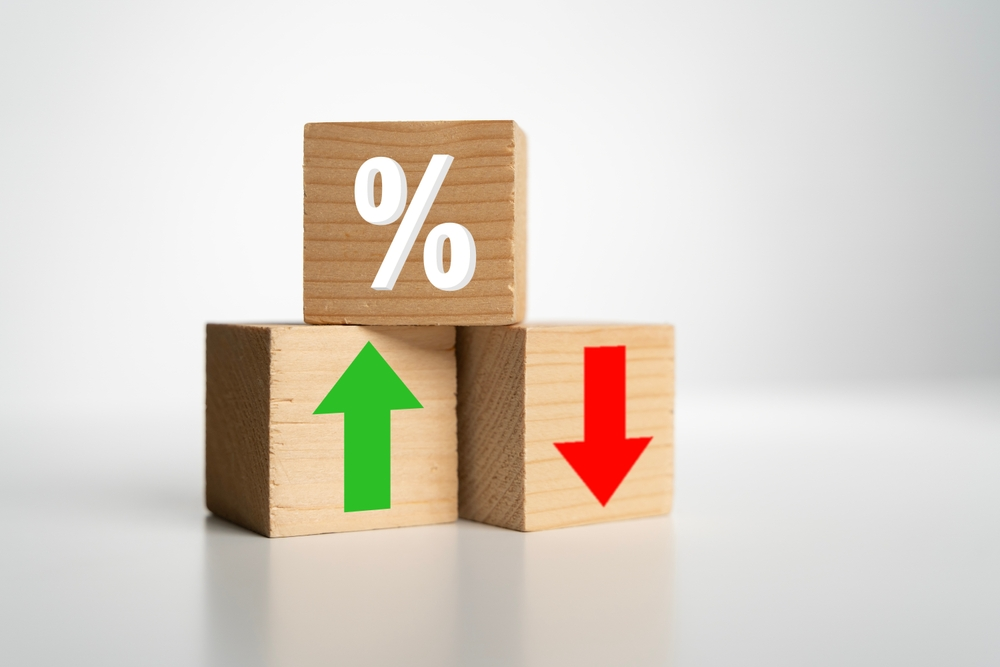 wooden blogs with percentage sign, green up arrow, red down arrow