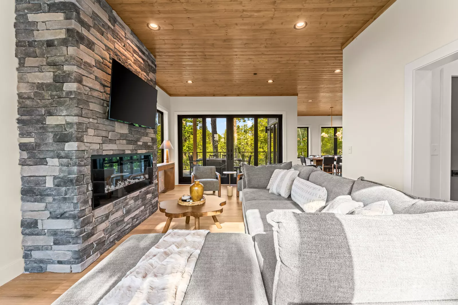 3823 Heavens View Ln