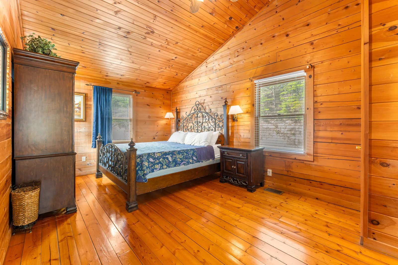 1910 E Mountain View Way